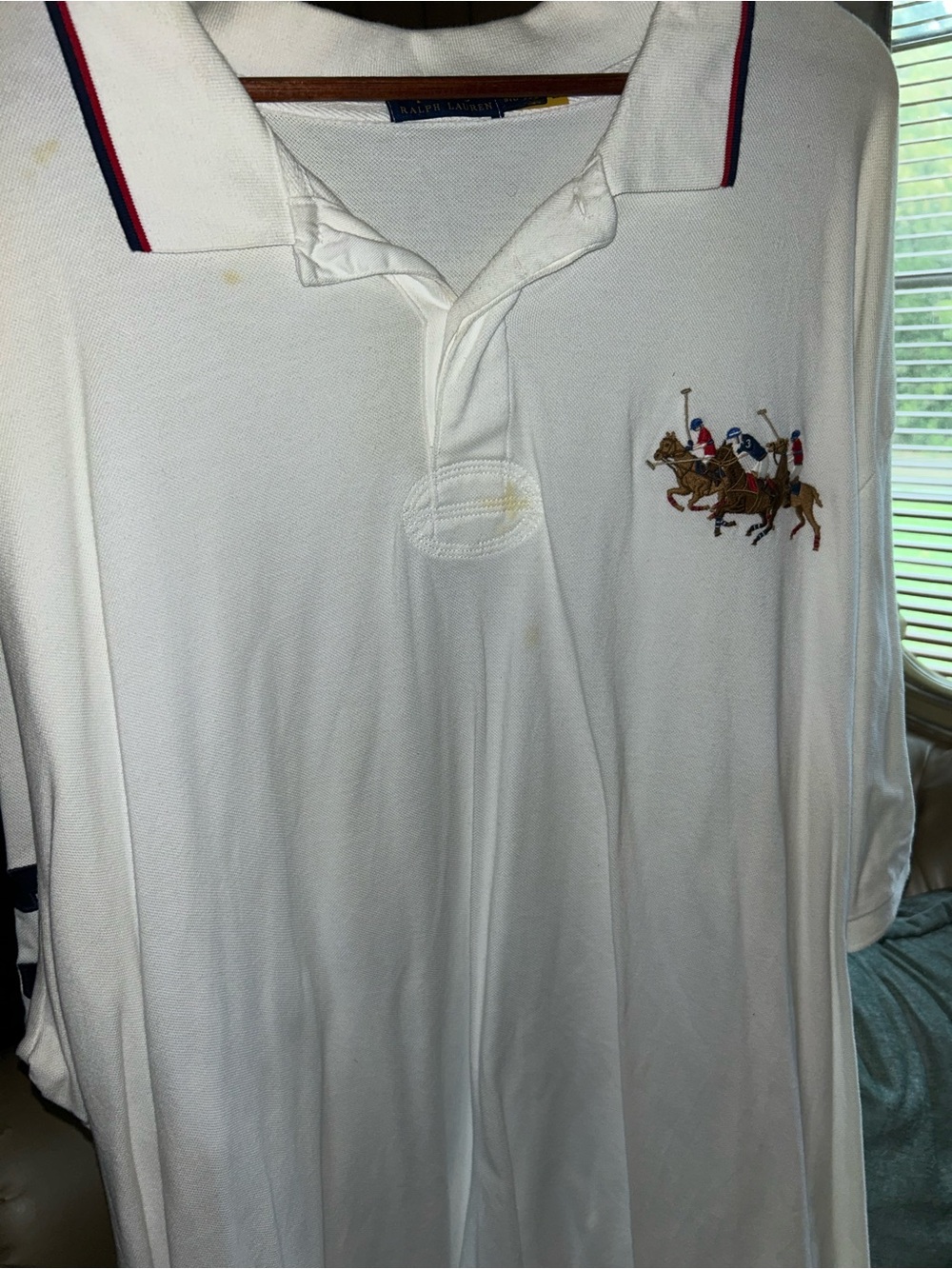 Polo-Style White Men’s Short-Sleeve Shirt with Embroidered Polo Players